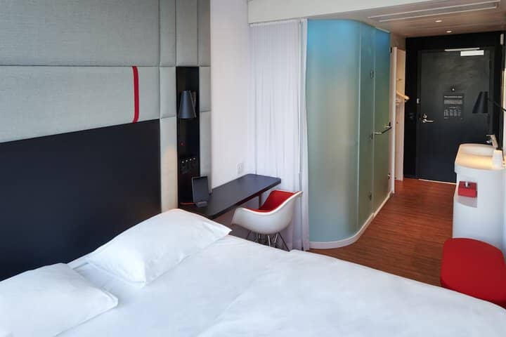 Room 8 of 34